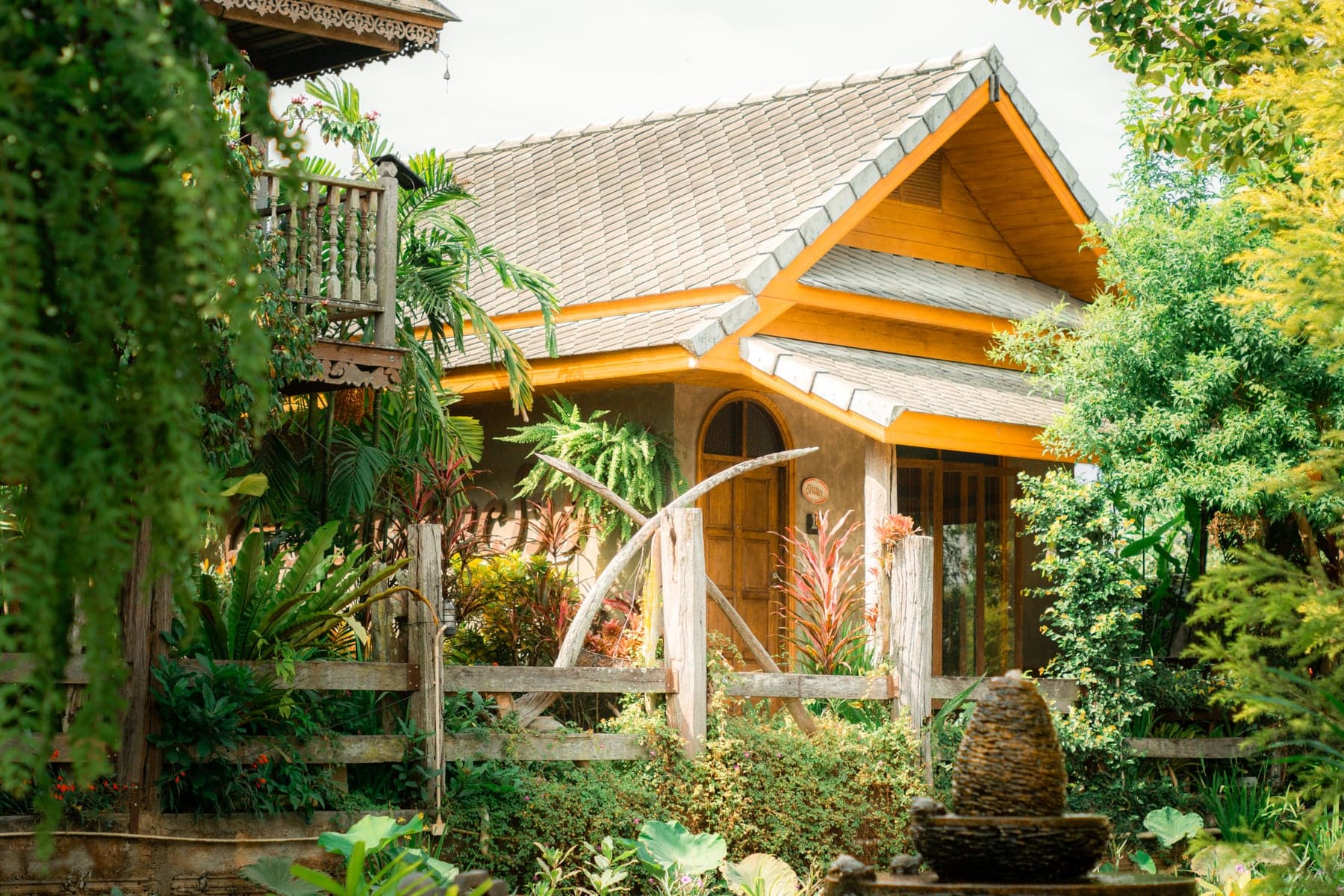 สวนร่มรื่นรอบที่พักเฮือนแสนฝาง