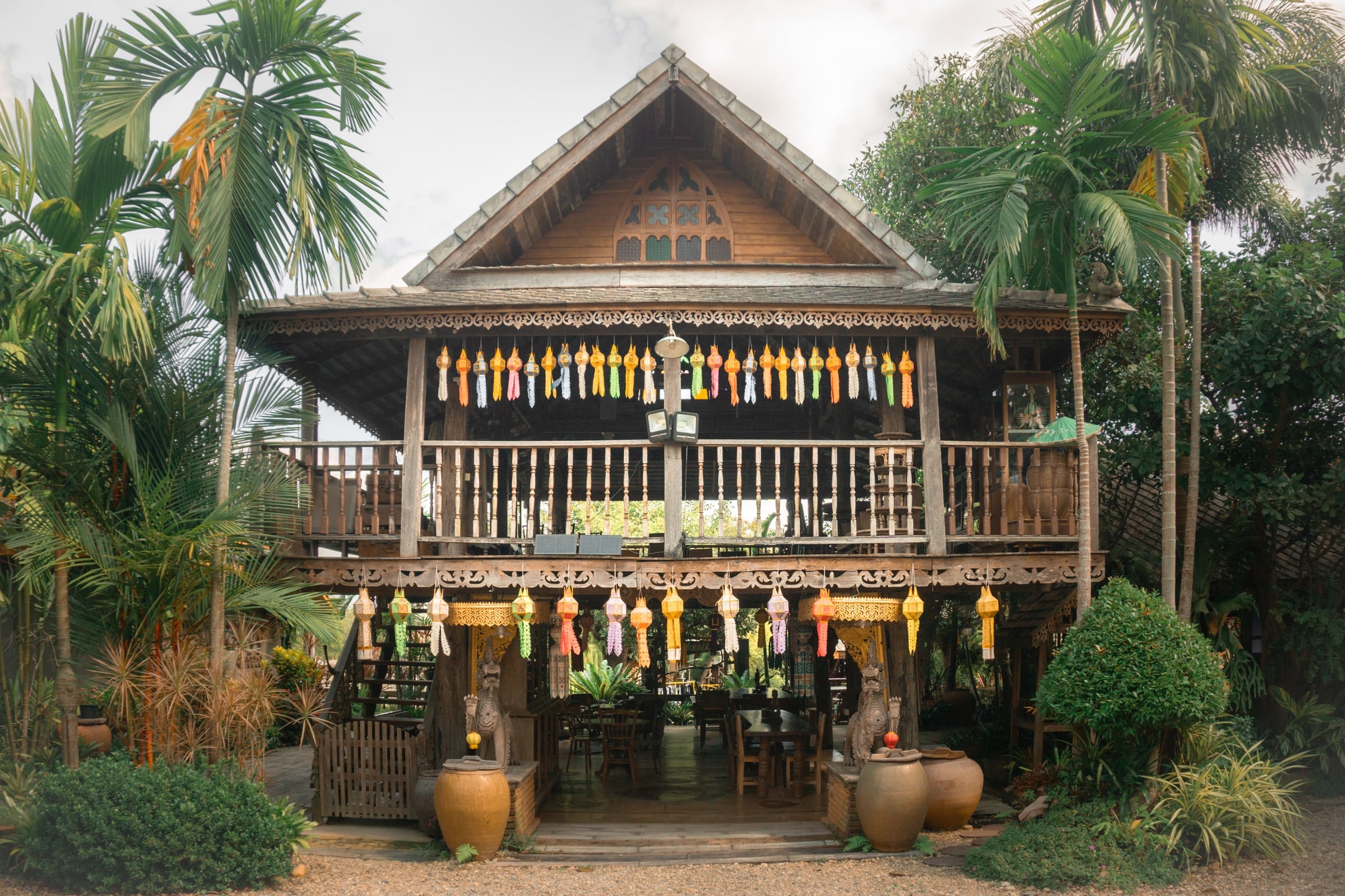 เรือนไม้สไตล์ล้านนาของเฮือนแสนฝางท่ามกลางสวน
